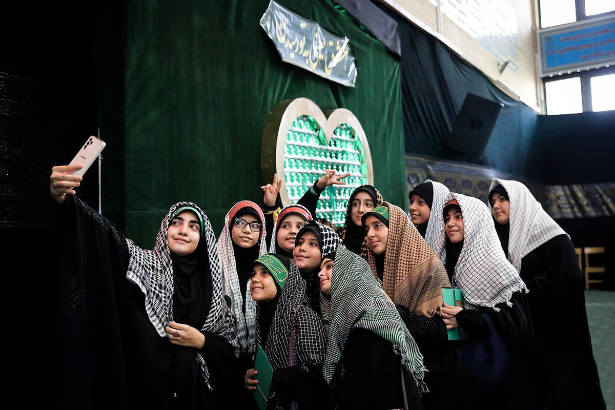 دخترِ نوجوانِ مسلمانِ پیشران