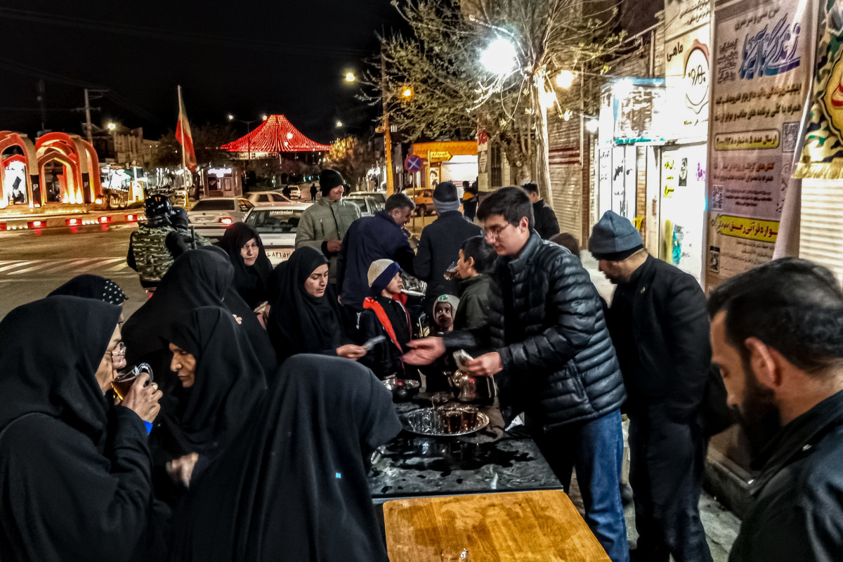 نوجوانان در میدان