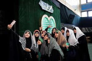 دخترِ نوجوانِ مسلمانِ پیشران